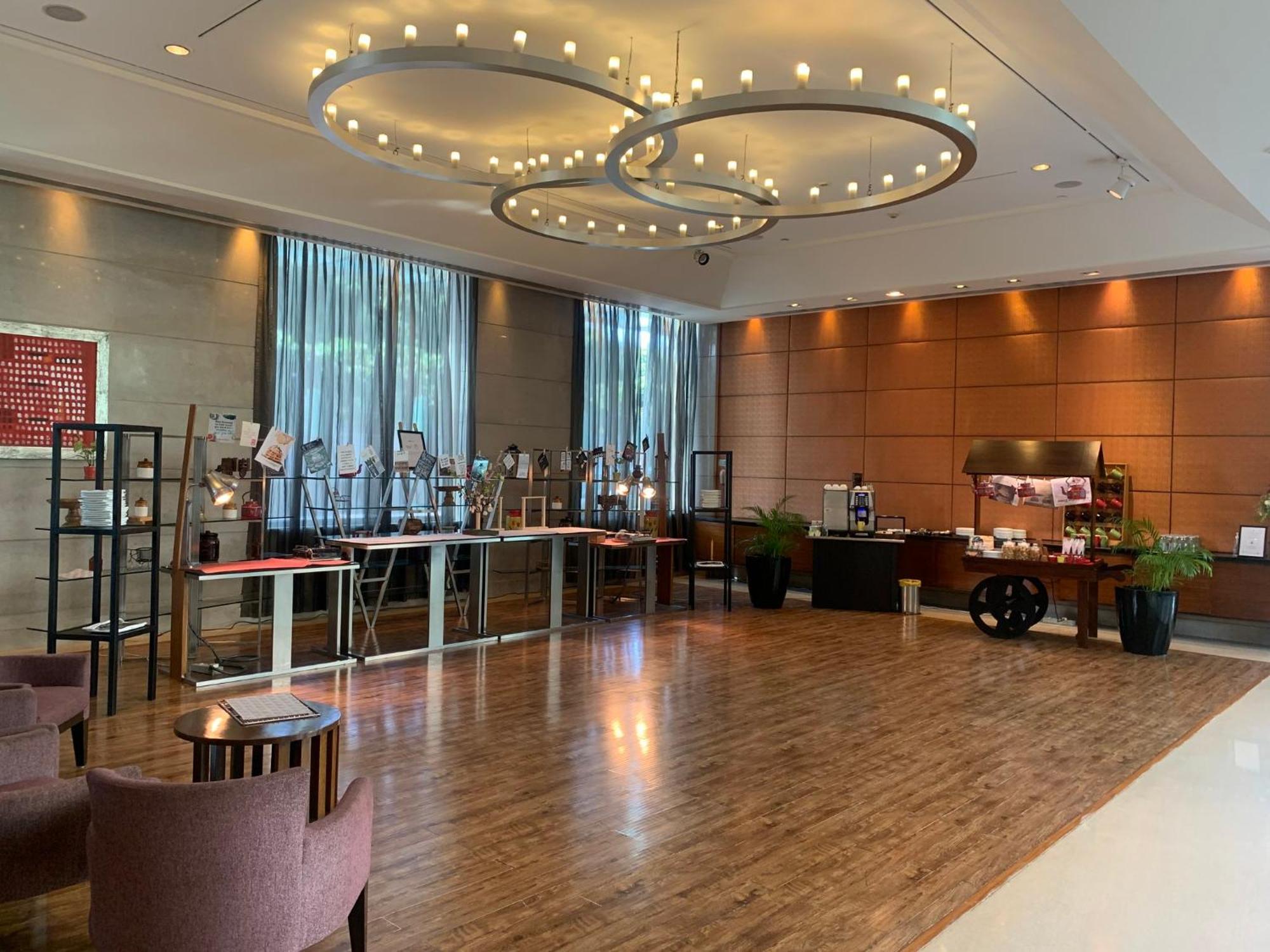 คราวน์ พลาซา ทูเดย์ คุรคาออน Hotel คูร์เคาน์ ภายนอก รูปภาพ