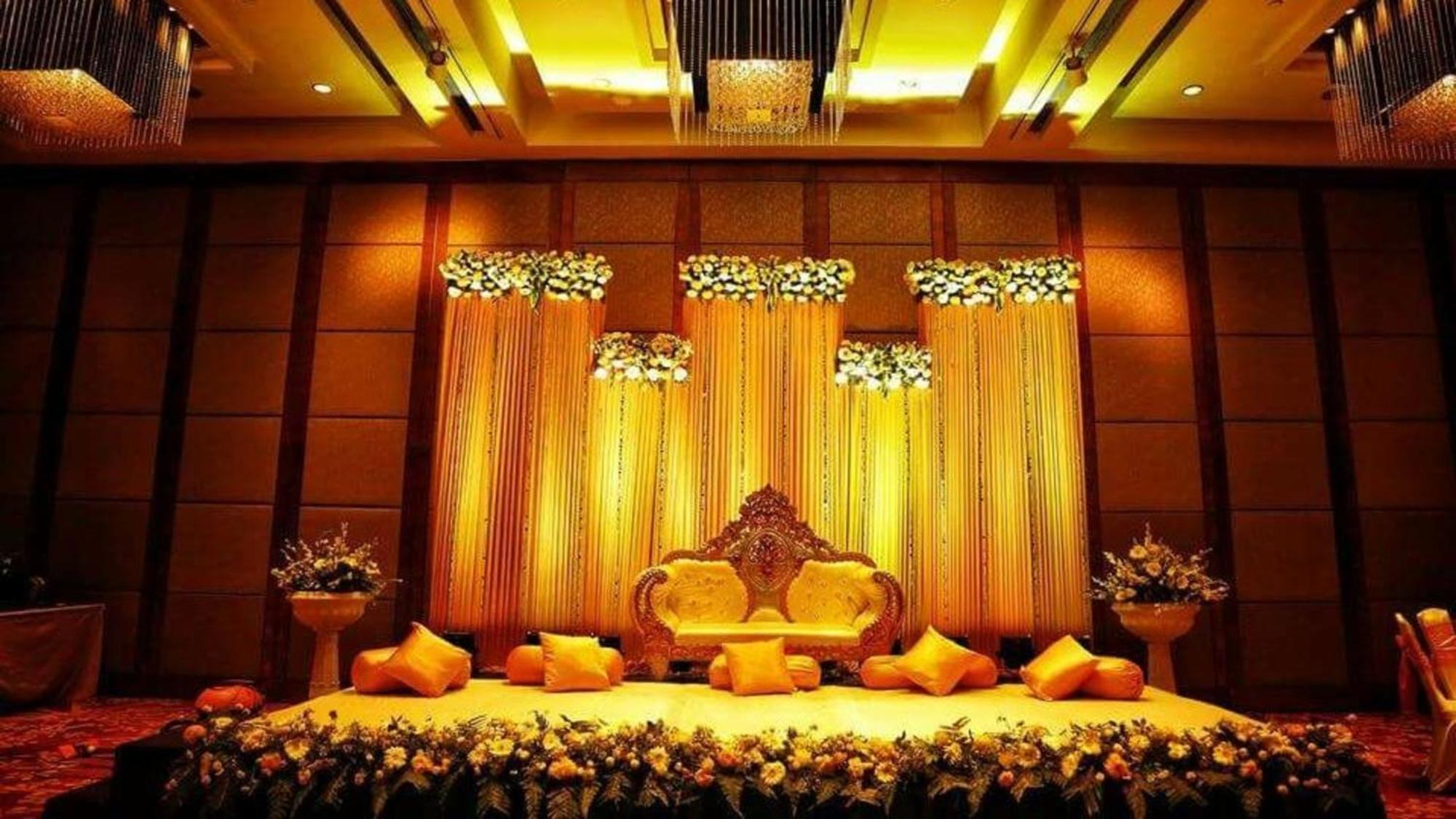 คราวน์ พลาซา ทูเดย์ คุรคาออน Hotel คูร์เคาน์ ภายนอก รูปภาพ