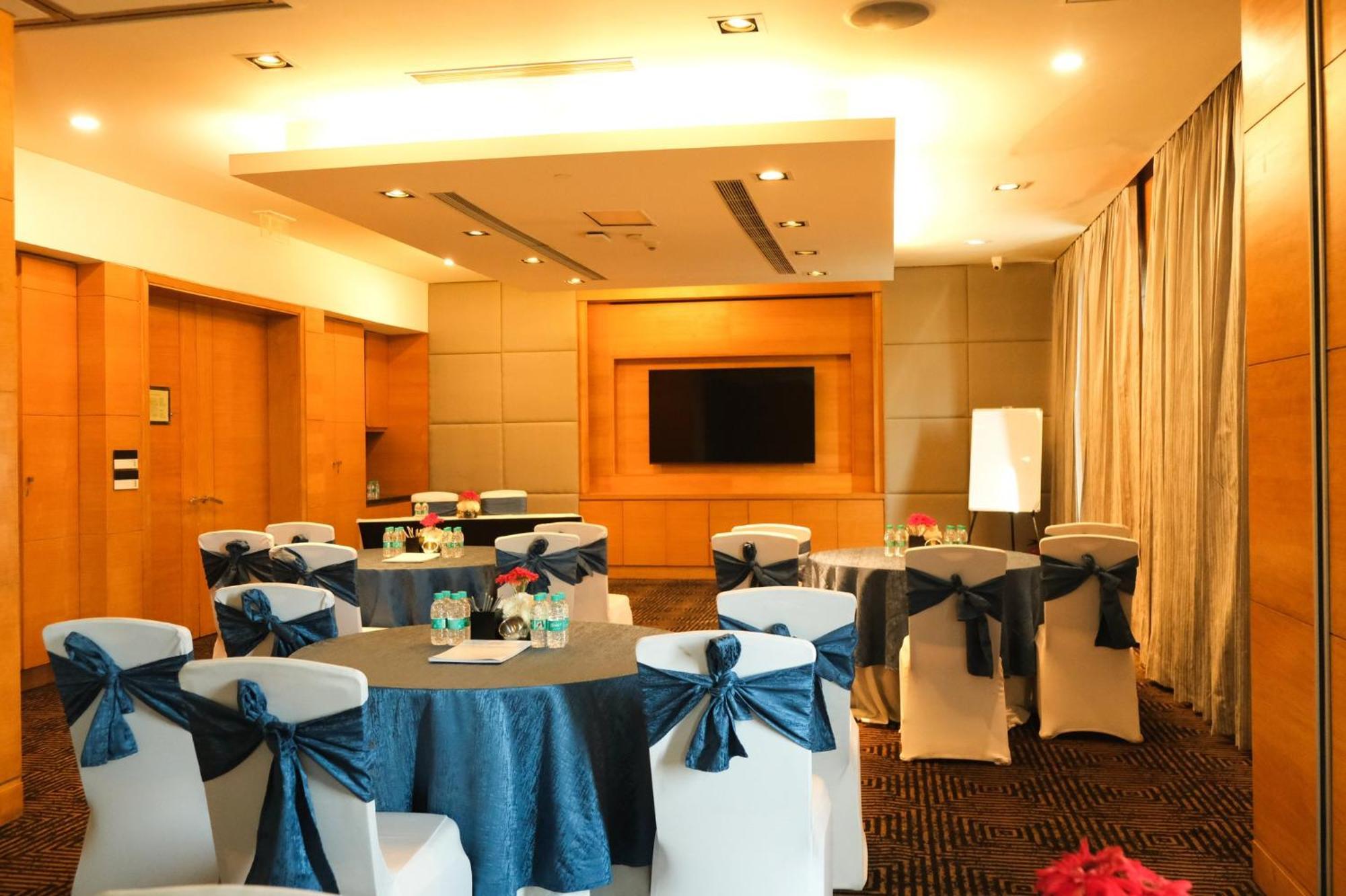 คราวน์ พลาซา ทูเดย์ คุรคาออน Hotel คูร์เคาน์ ภายนอก รูปภาพ
