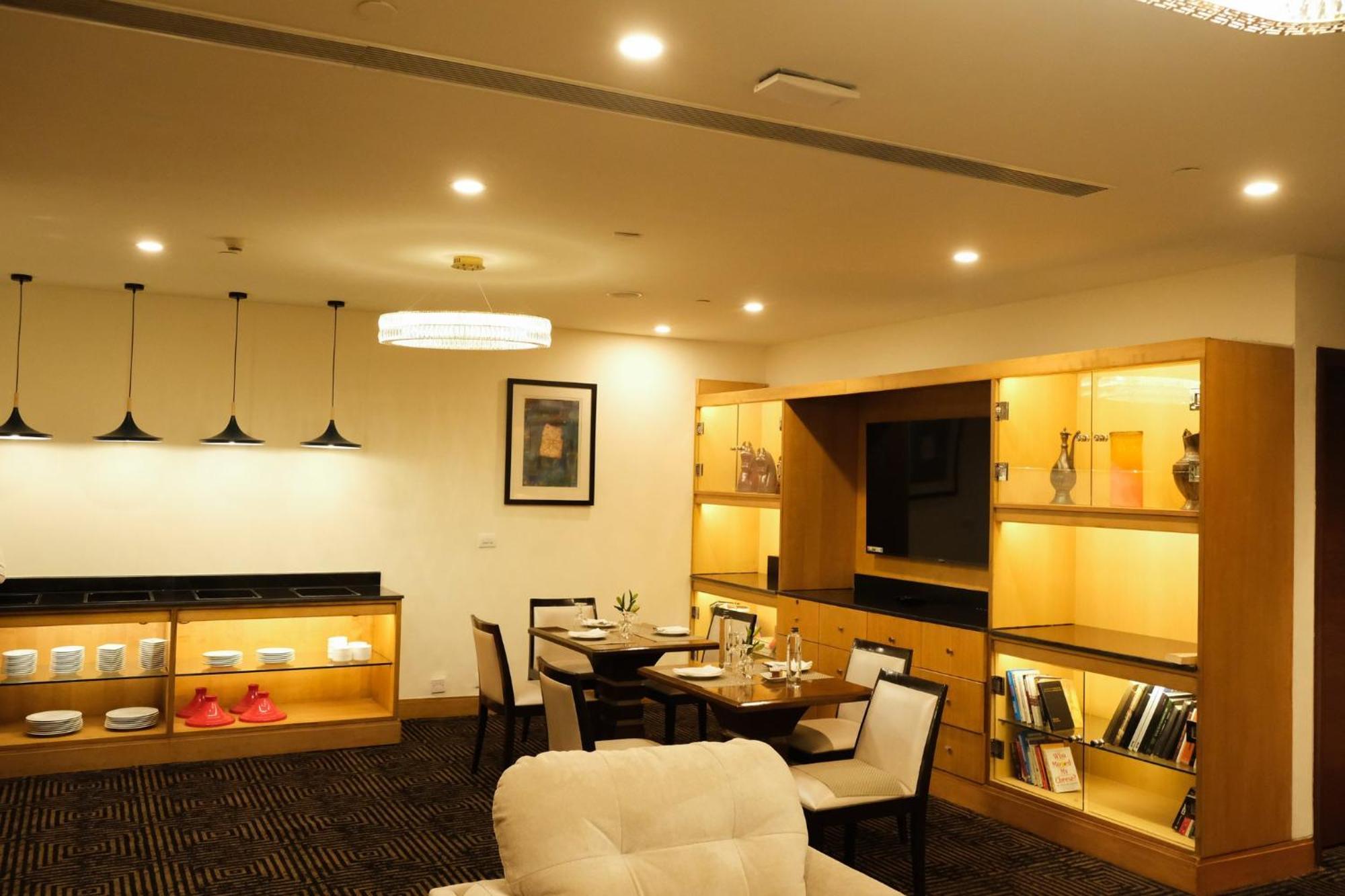 คราวน์ พลาซา ทูเดย์ คุรคาออน Hotel คูร์เคาน์ ภายนอก รูปภาพ