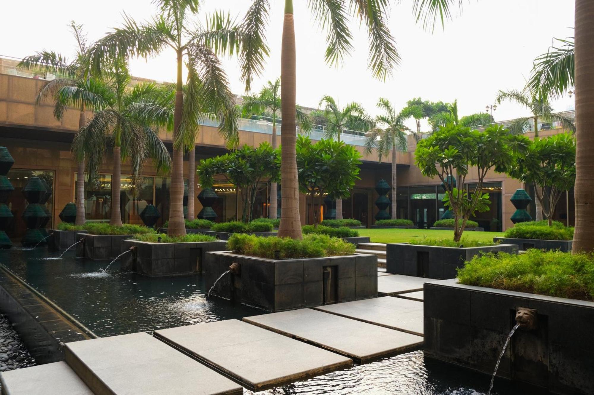 คราวน์ พลาซา ทูเดย์ คุรคาออน Hotel คูร์เคาน์ ภายนอก รูปภาพ