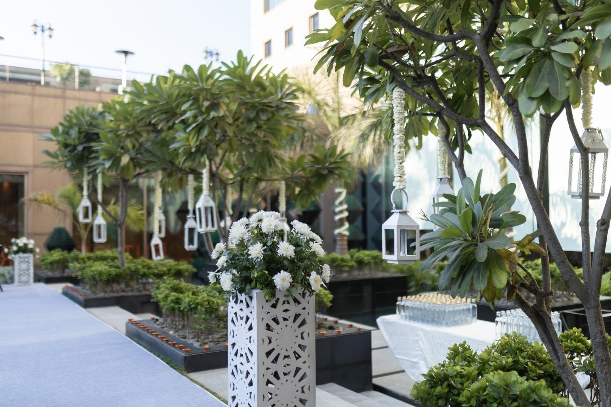 คราวน์ พลาซา ทูเดย์ คุรคาออน Hotel คูร์เคาน์ ภายนอก รูปภาพ