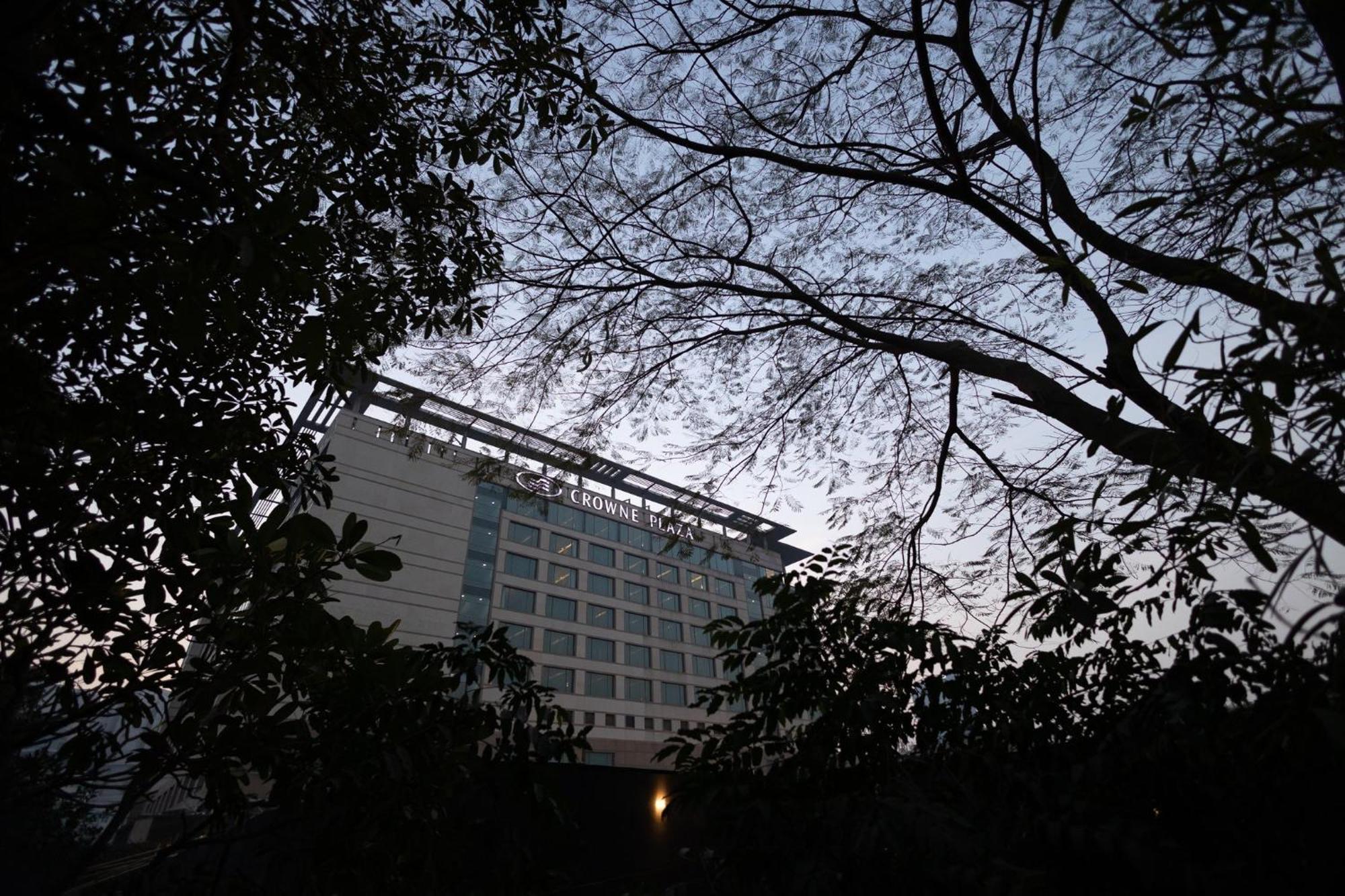 คราวน์ พลาซา ทูเดย์ คุรคาออน Hotel คูร์เคาน์ ภายนอก รูปภาพ