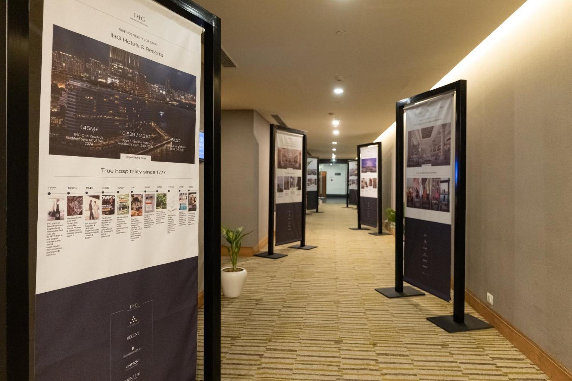 คราวน์ พลาซา ทูเดย์ คุรคาออน Hotel คูร์เคาน์ ภายนอก รูปภาพ