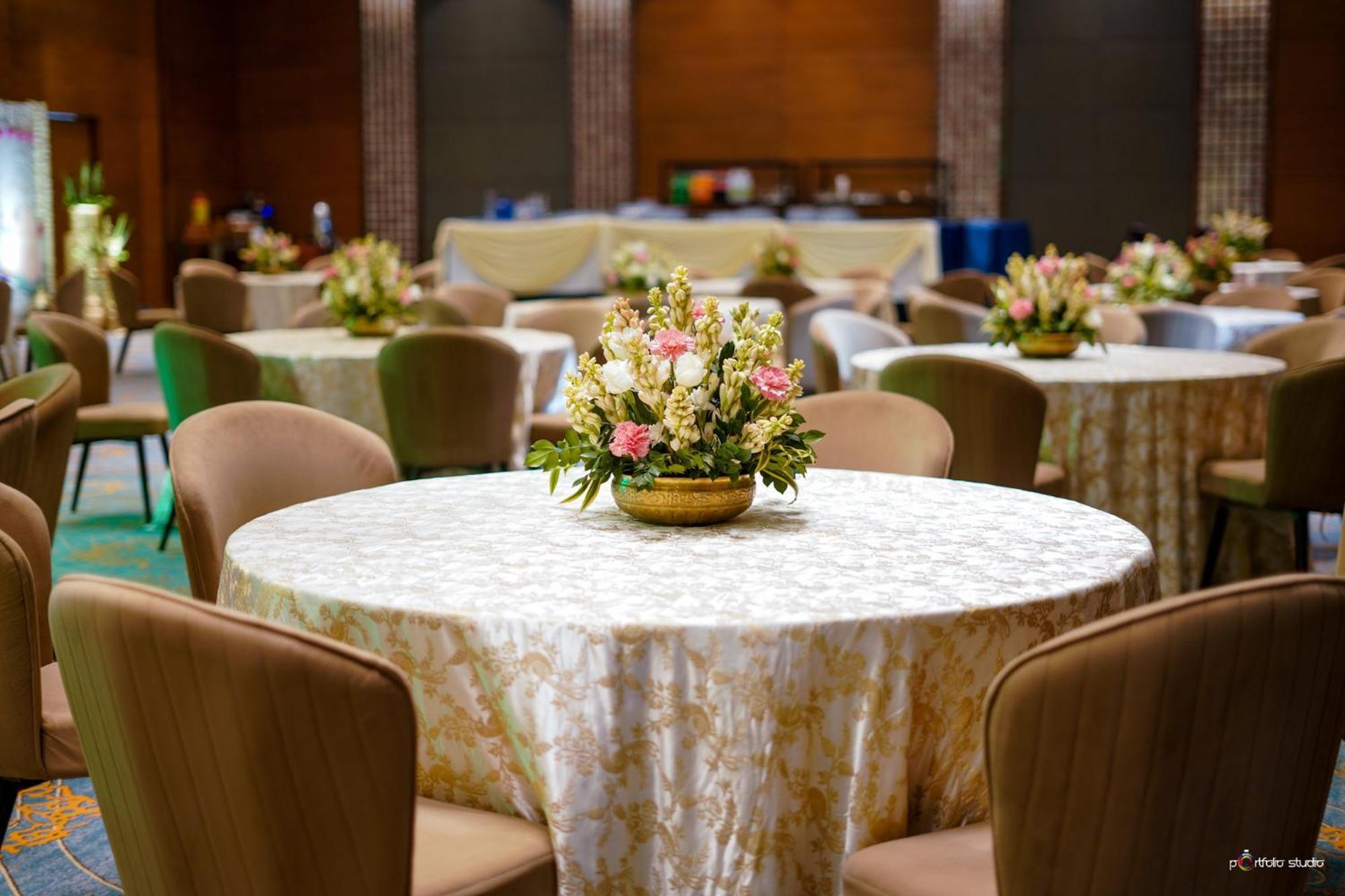 คราวน์ พลาซา ทูเดย์ คุรคาออน Hotel คูร์เคาน์ ภายนอก รูปภาพ