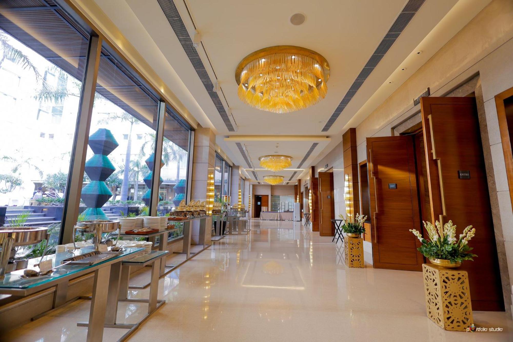 คราวน์ พลาซา ทูเดย์ คุรคาออน Hotel คูร์เคาน์ ภายนอก รูปภาพ